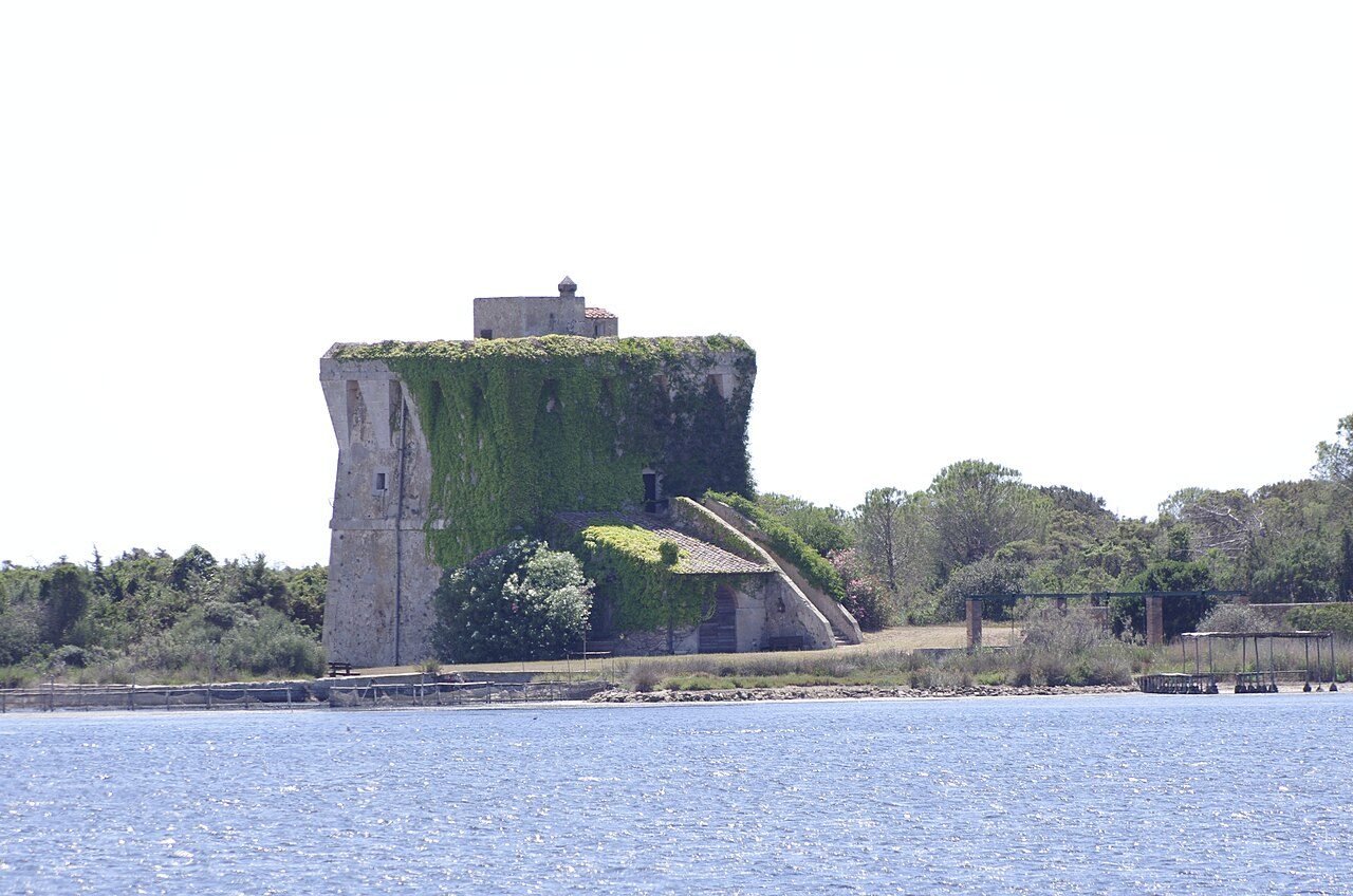 La torre del lago di Burano, sulla costa di Capalbio